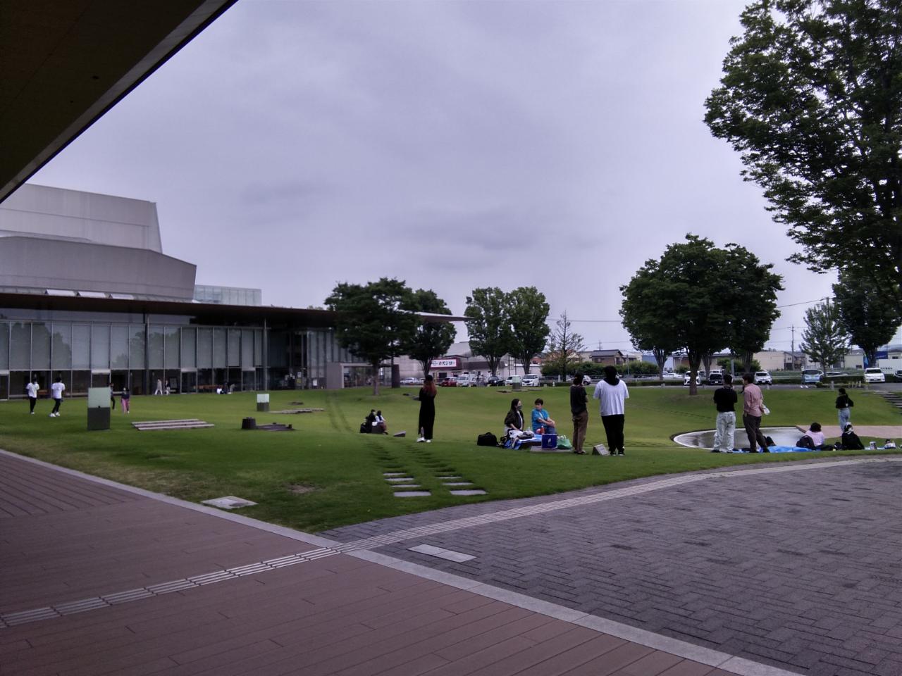 可児文化創造センターの正面芝生のスペース　　平日の午後にも賑わいがある　　